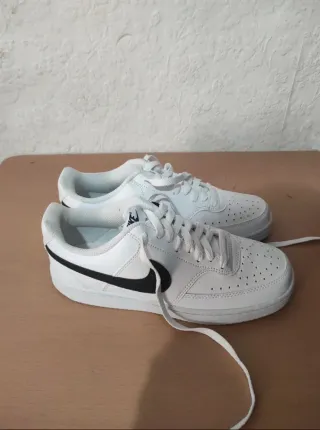 Zapatillas Nike Blancas y Negras