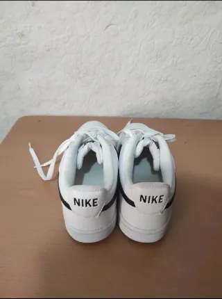 Zapatillas Nike Blancas y Negras