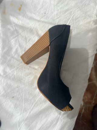 Zapatos de tacón negros peep toe