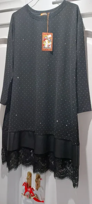 Vestido negro con pedrería y encaje