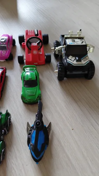 Lote de 10 coches de juguete variados