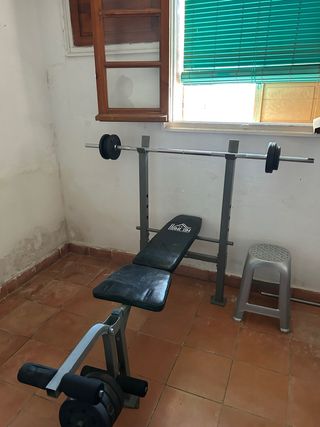 Banco de gimnasio con pesas
