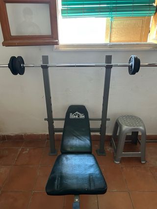 Banco de gimnasio con pesas