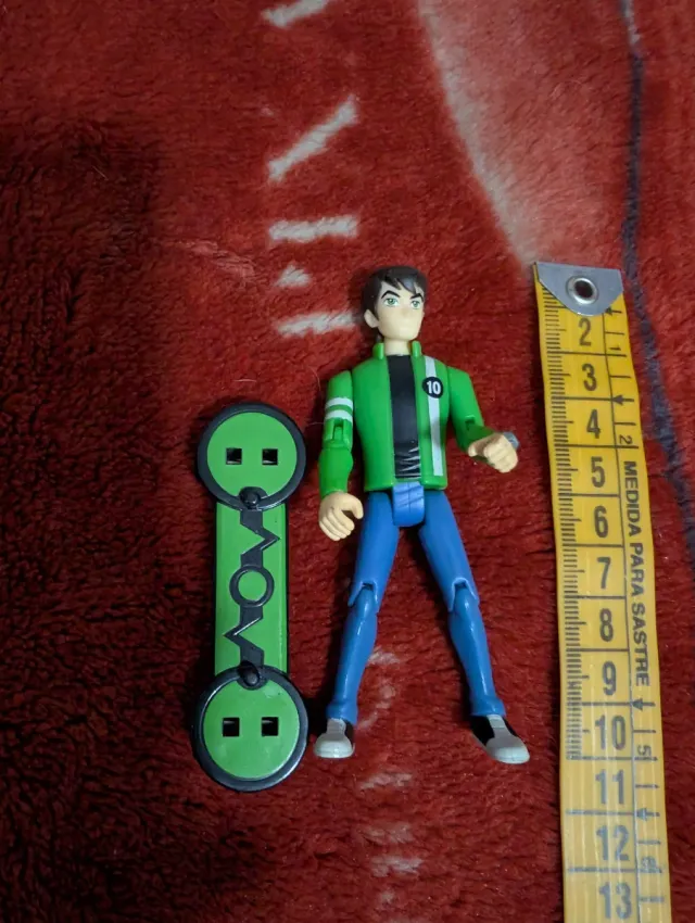 Figura interactiva Ben 10 con skate