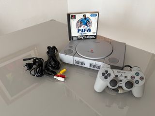PlayStation 1 SCPH-7502 con gioco FIFA