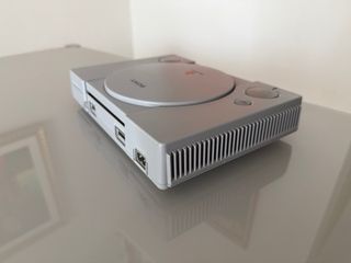 PlayStation 1 SCPH-7502 con gioco FIFA