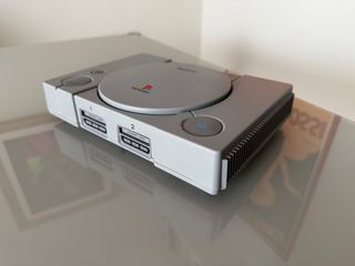 PlayStation 1 SCPH-7502 con gioco FIFA