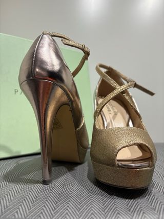 Zapatos de tacón Paco Mena dorados talla 36