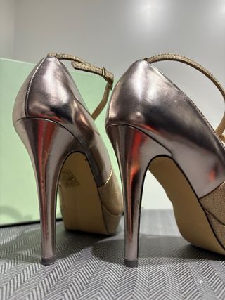 Zapatos de tacón Paco Mena dorados talla 36