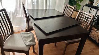 Mesa de comedor con 4 sillas . desplegable .