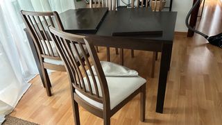 Mesa de comedor con 4 sillas . desplegable .