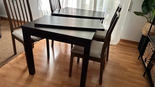 Mesa de comedor con 4 sillas . desplegable .