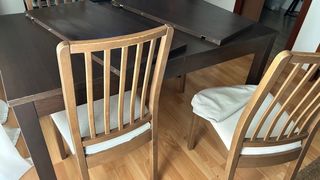 Mesa de comedor con 4 sillas . desplegable .