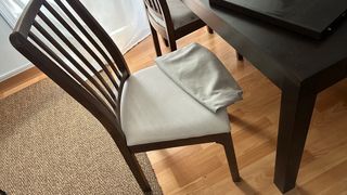 Mesa de comedor con 4 sillas . desplegable .