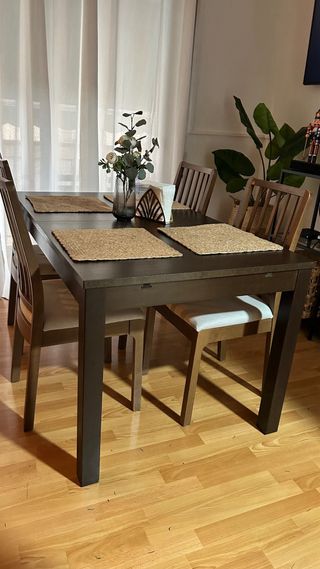 Mesa de comedor con 4 sillas . desplegable .