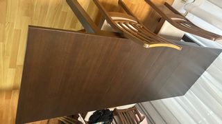 Mesa de comedor con 4 sillas . desplegable .