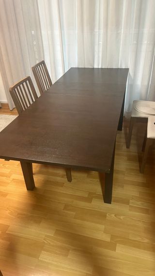 Mesa de comedor con 4 sillas . desplegable .