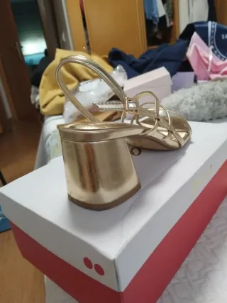 Sandalias doradas tacón ancho Talla 38