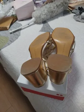 Sandalias doradas tacón ancho Talla 38