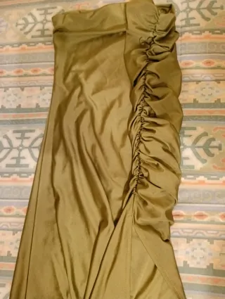 Falda verde elástica con pliegues