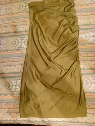 Falda verde elástica con pliegues