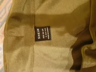 Falda verde elástica con pliegues