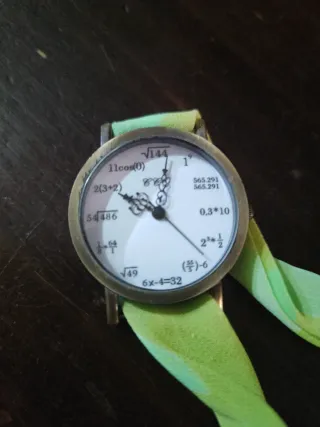 Reloj con diseño matemático.