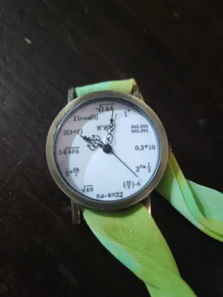 Reloj con diseño matemático.