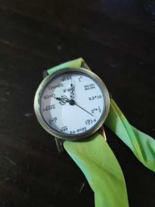Reloj con diseño matemático.