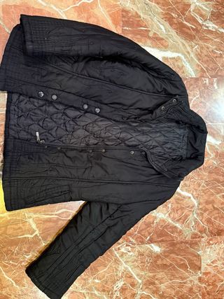 Abrigo negro acolchado