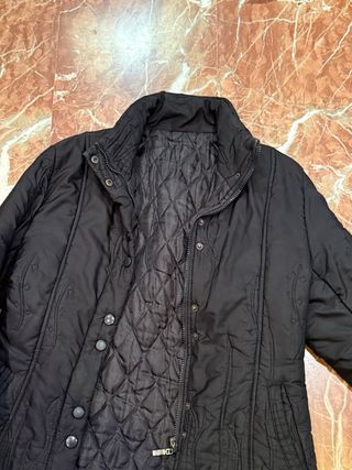 Abrigo negro acolchado