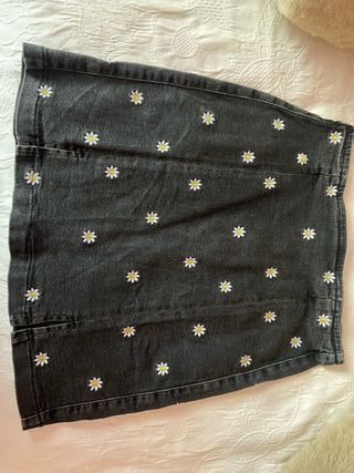 Falda vaquera negra con margaritas