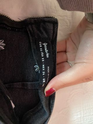 Falda vaquera negra con margaritas