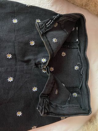 Falda vaquera negra con margaritas