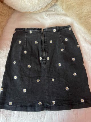 Falda vaquera negra con margaritas