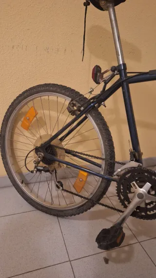 Bicicleta de montaña azul