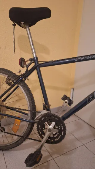 Bicicleta de montaña azul