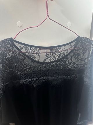 Blusa negra con encaje