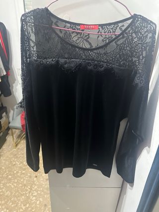 Blusa negra con encaje