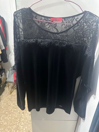 Blusa negra con encaje