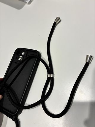 Funda iPhone 15 Negra con Cuerda