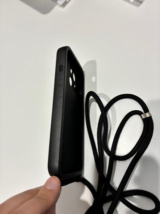 Funda iPhone 15 Negra con Cuerda