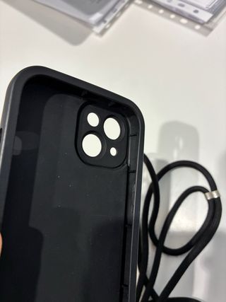 Funda iPhone 15 Negra con Cuerda