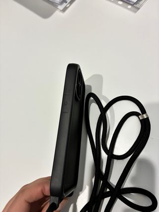 Funda iPhone 15 Negra con Cuerda