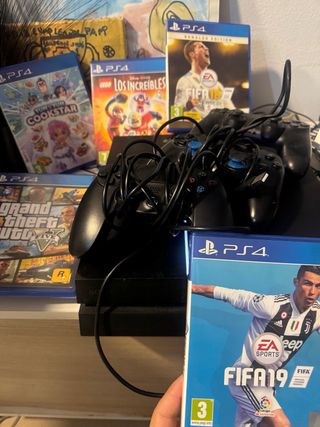 PS4 + 4 Juegos + 3 Mandos