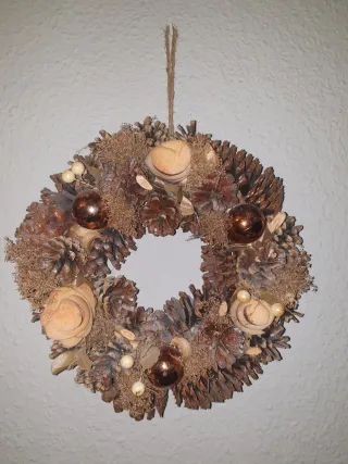 Corona Navideña Madera Piñas y Bolas