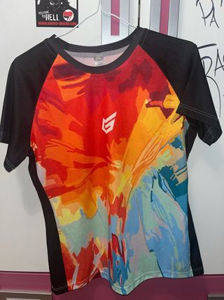 Camiseta deportiva multicolor