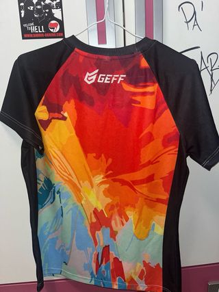 Camiseta deportiva multicolor