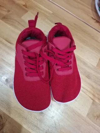 Zapatillas deportivas rojas a estrenar