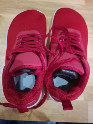 Zapatillas deportivas rojas a estrenar